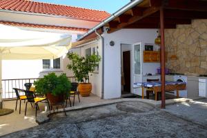 Balkón alebo terasa v ubytovaní Seaside Apartment Tisno