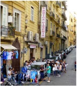 un grupo de personas de pie en el lado de una calle en Calenda Suite, en Nápoles