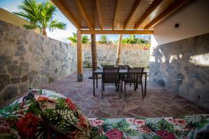 Patio nebo venkovní prostory v ubytování Villa Jandia Modern new studio Morro Jable Private Cosy Garden and Parking