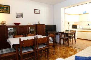 Kuchyňa alebo kuchynka v ubytovaní Seaside Apartment Tisno