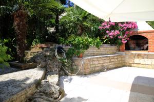 Vonkajšia záhrada v ubytovaní Seaside Apartment Tisno