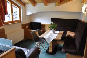 ein Wohnzimmer mit einem Tisch und einem Sofa in der Unterkunft Active Apart Central in Ried im Oberinntal