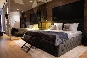 um quarto com uma cama grande e um sofá em The Residence Central Jacuzzi Boutique (Adult Only) em Cluj-Napoca