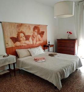 Un pat sau paturi într-o cameră la A CASA DI GIANCARLA