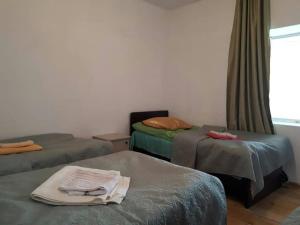 Letto o letti in una camera di Guesthaus King Seti
