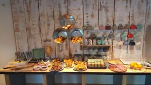 un buffet de comida encima de una mesa en Agape Hotel Niort- Bessines, en Bessines