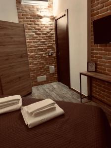 pokój hotelowy z łóżkiem z ręcznikami w obiekcie LoFT w mieście Bosa