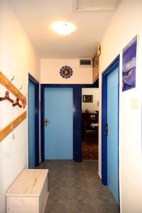 Televízia a/alebo spoločenská miestnosť v ubytovaní Seaside Apartment Tisno