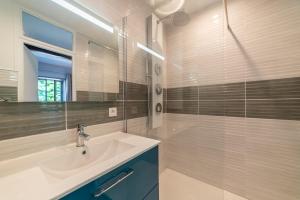 Koupelna v ubytování Hôtel Au Coq Dort Spa + 37 fotografií