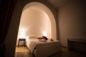 a bedroom with a bed in an archway at Modern Apartments in Palestrina