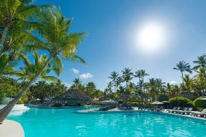 uma piscina no excelente resort e casino punta cana em Catalonia Punta Cana - All Inclusive em Punta Cana