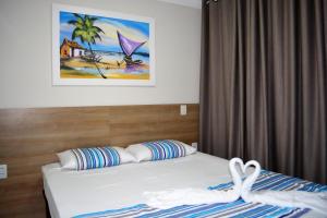 1 dormitorio con 1 cama con una foto en la pared en Sun Paradise - JTR, en Maceió