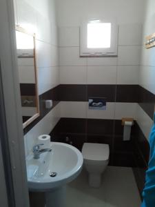 un piccolo bagno con lavandino e servizi igienici di B&B Andromeda a Palmi