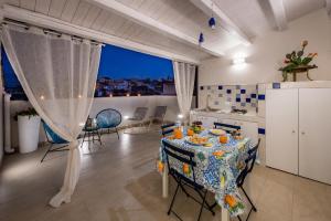 a kitchen and dining room with a table and chairs at Le Perle del Golfo in Castellammare del Golfo