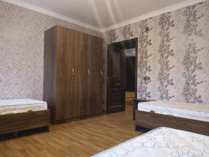 En eller flere senge i et værelse på VM Hostel