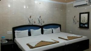 Posteľ alebo postele v izbe v ubytovaní Hotel Prakash