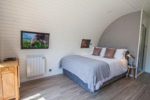 A bed or beds in a room at High Oaks Grange - Glamping
