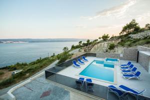 Casa con piscina y vistas al agua en Apartments Pušić en Omiš
