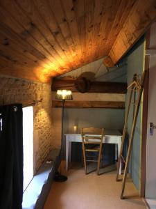 MaillezaisにあるZen au Marais Hammam Massagesの木製の天井、はしご、デスクが備わる客室です。