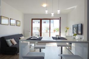 Televízia a/alebo spoločenská miestnosť v ubytovaní Apartament Reda