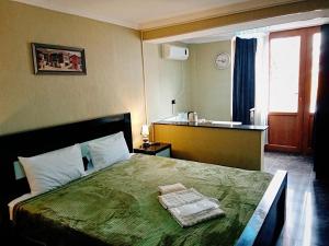 Giường trong phòng chung tại Hotel Aragvi