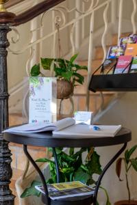 une table avec un livre en haut dans l'établissement Hotel Le Flore, à Fréjus