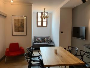 TV a/nebo společenská místnost v ubytování Apartamenty - Przy Ratuszu