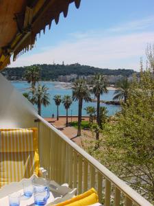 einen Tisch auf einem Balkon mit Blick auf das Wasser in der Unterkunft STUDIO STANDING BORD DE MER ET VUE in Antibes