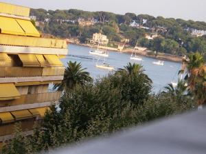 Una vista de un río con barcos en él. en STUDIO STANDING BORD DE MER ET VUE, en Antibes