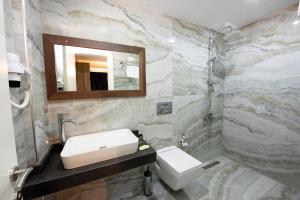 Koupelna v ubytování Lidya Hotel