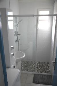 ル・グロー・ダグドにあるLa Vigieの白いバスルーム(シャワー、シンク付)
