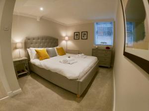 sypialnia z dużym łóżkiem i oknem w obiekcie Escape to Edinburgh @ Abercromby Place w Edynburgu