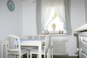 a kitchen with a table and chairs and a window at Ferienwohnung Klötsch in Katzwinkel