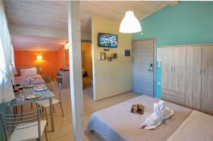 Zimmer mit Küche und Wohnzimmer in der Unterkunft Lazy Lizard in Néa Karváli