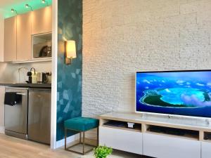 カンヌにあるMyHome Riviera - Cannes Sea View Apartment Rentalsのリビングルーム(薄型テレビ付)