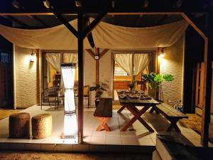 eine Terrasse mit einem Tisch und einem Zelt in der Unterkunft Ryu -Okinawa Private House- in Onna