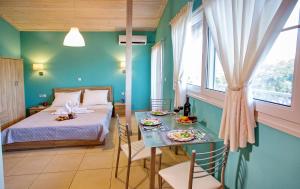 ein Schlafzimmer mit einem Bett und einem Tisch mit Essen darauf in der Unterkunft Lazy Lizard in Néa Karváli