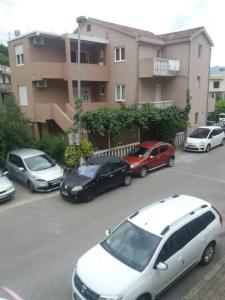 un grupo de autos estacionados en un estacionamiento en Apartments Kordic, en Budva