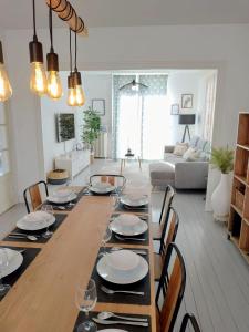 een eetkamer met een tafel en stoelen in een woonkamer bij Villa Centre ville in Arcachon