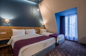 Rúm í herbergi á Gladius Inn Boutique Hotel by DNT Group