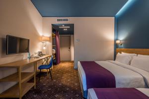 Rúm í herbergi á Gladius Inn Boutique Hotel by DNT Group