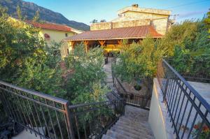 una scala che conduce a una casa con un edificio di Villa Flamingo a Dobra Voda