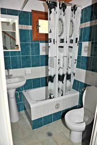 La salle de bains est pourvue d'une baignoire, de toilettes et d'un lavabo. dans l'établissement Studios Dimitris Giatras, à Zante