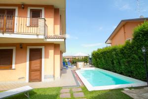 a house with a swimming pool in the yard at Etna Villa il Pino in Trecastagni