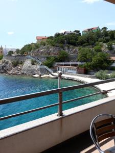 una vista sull'acqua da un balcone di una barca di Apartments Vlasta a Karlobag (Carlopago)