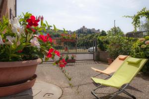 una sedia verde e fiori in giardino di La Finestra Sul Castello a Soave