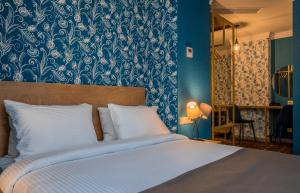 Rúm í herbergi á Gladius Inn Boutique Hotel by DNT Group