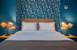 Rúm í herbergi á Gladius Inn Boutique Hotel by DNT Group