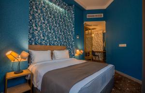 Rúm í herbergi á Gladius Inn Boutique Hotel by DNT Group