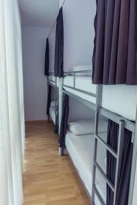 eine Reihe von Etagenbetten in einem Schlafsaal in der Unterkunft ART Hostel in Tirana